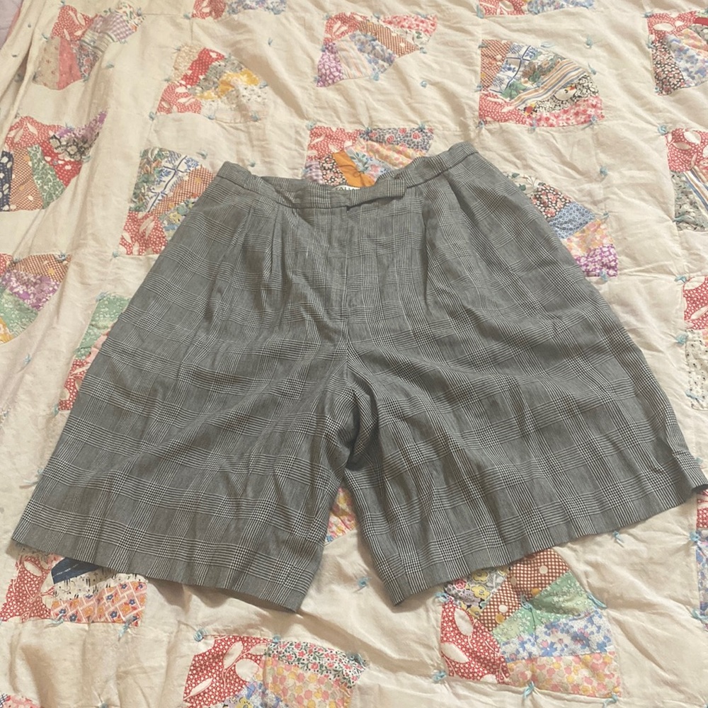 1990’s Tahari size 14 black and white houndstooth fully lined walking shorts